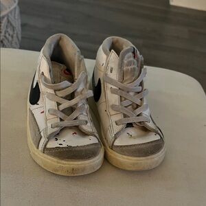 Nike Kids White and Gray Sneakers with Black Swoosh